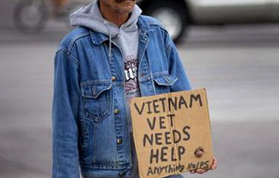 Bố thí tiền mặt cho người nghèo – Trần Văn Giang