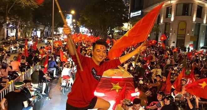 Vì sao người Việt cuồng loạn với chiến thắng của đội tuyển quốc gia? – Mạc Văn Trang